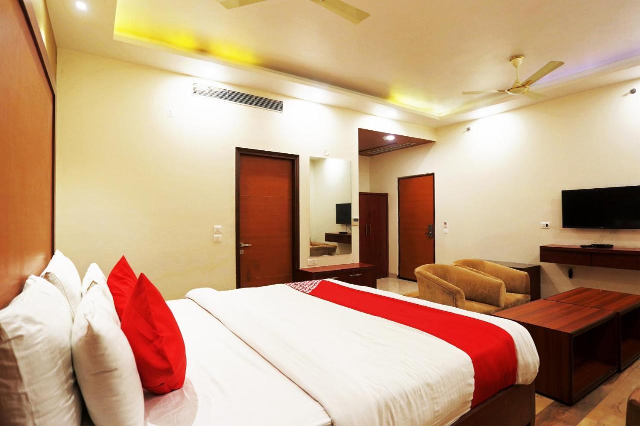 Hotel Capital O Green Palms Near Jhilmil Metro Station Neu-Delhi Exterior foto