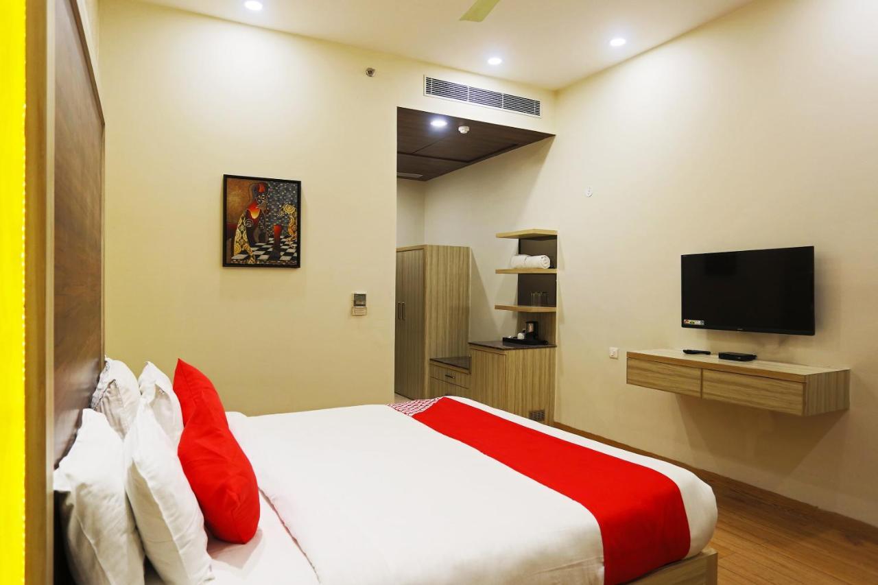 Hotel Capital O Green Palms Near Jhilmil Metro Station Neu-Delhi Exterior foto